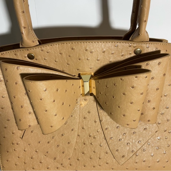 Crossi Woman’s Ostrich Faux Leather Bow Camel Tan Double Pocket Gold Zip Bag - Picture 5 of 16